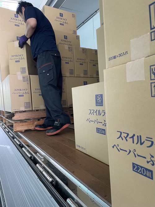 荷物を運ぶ様子